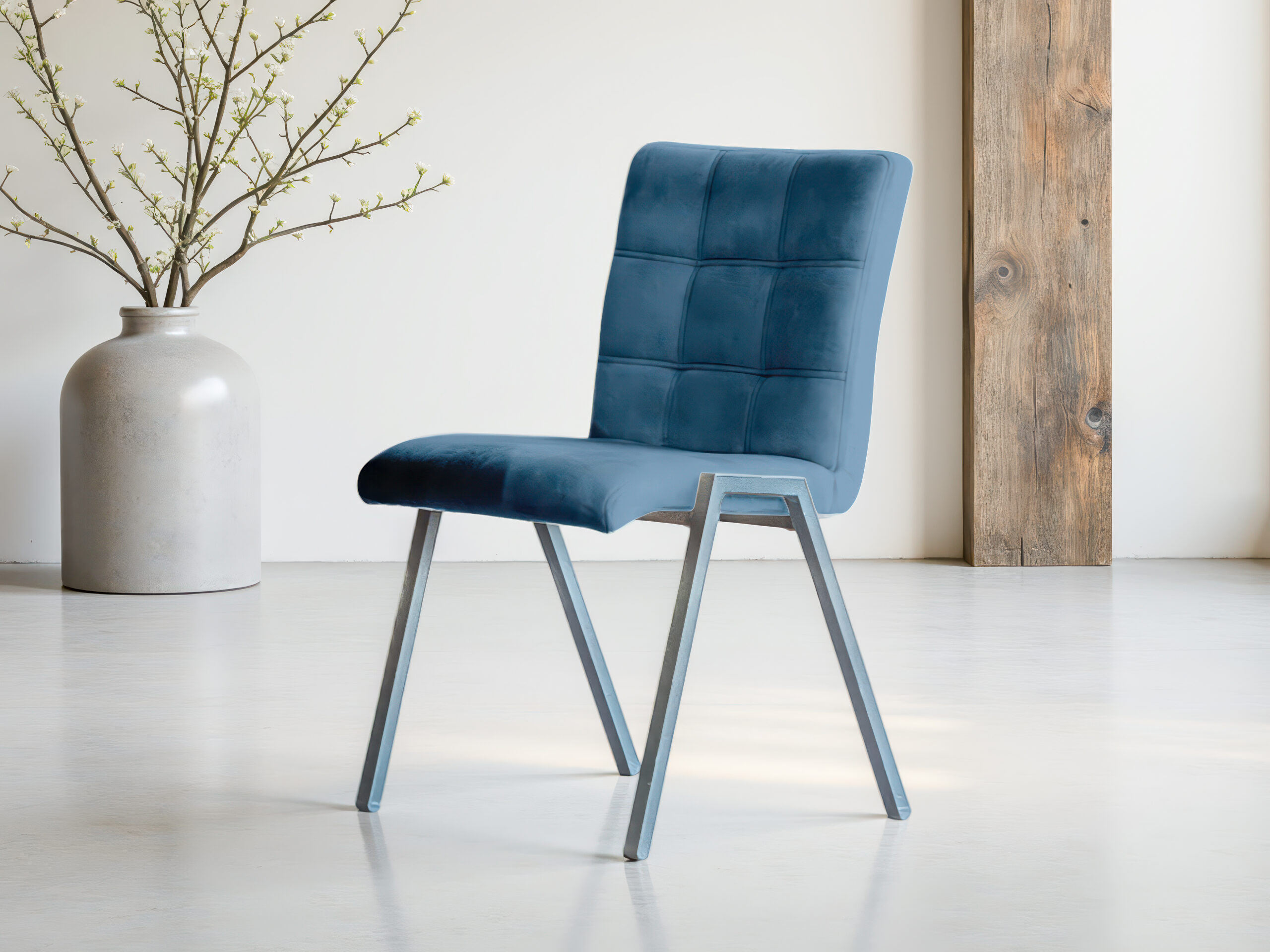 Blauw fluwelen stoel met metalen poten voor luxe interieur