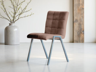 Eetkamerstoel Vertou - adore wood - square - zonder arm bruine stoel met velvet bekleding en minimalistisch design