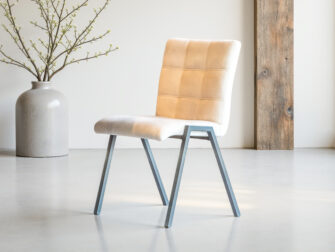 Eetkamerstoel Vertou - adore naturel - square - zonder arm Lichte eetkamerstoel in een zachte velvet stof met zwart stalen onderstel