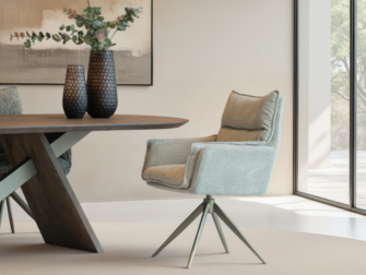 Design eetkamerstoel met zachte belijning en armleuningen