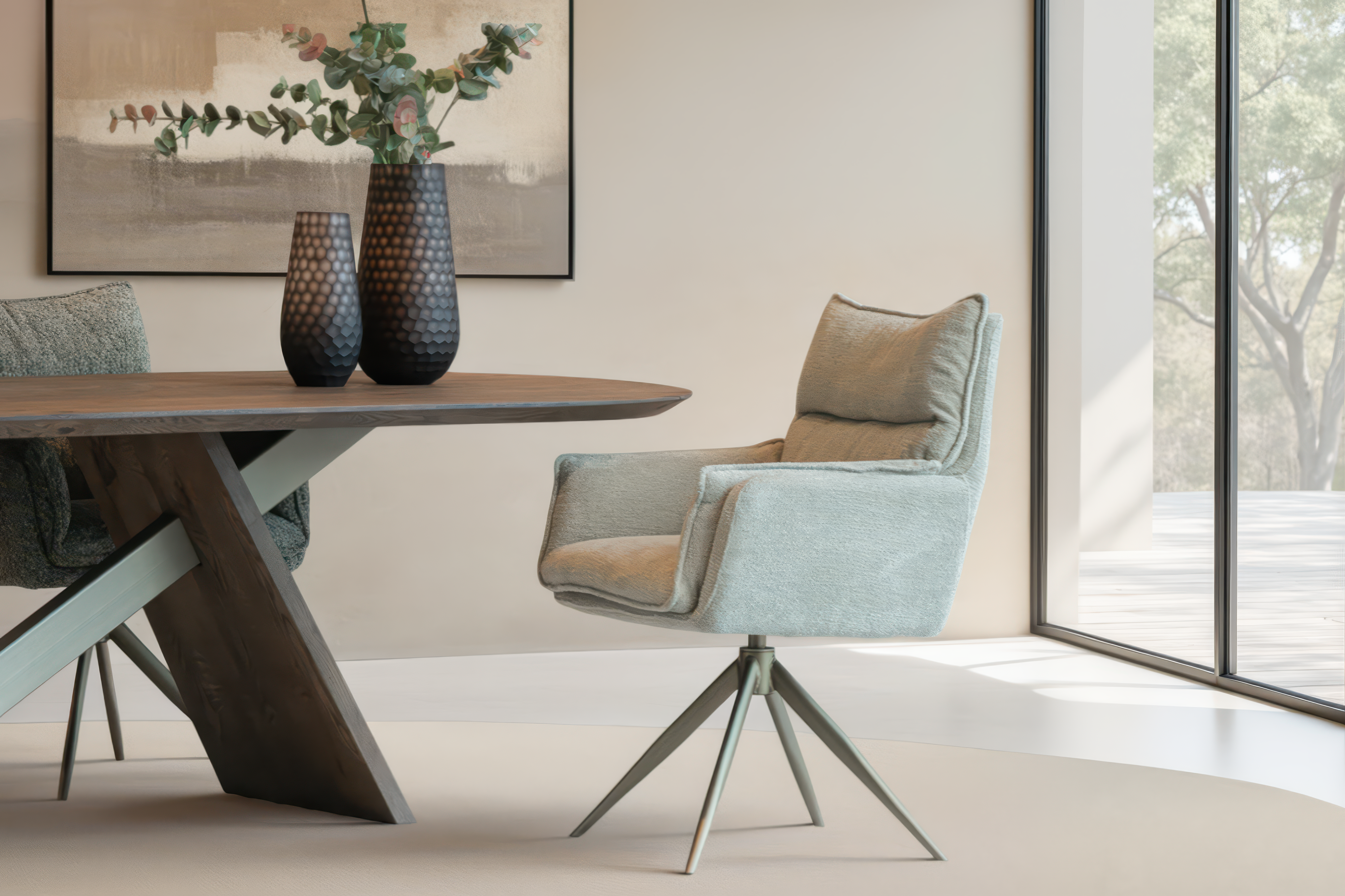 Design eetkamerstoel met zachte belijning en armleuningen