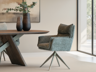Design eetkamerstoel met zachte belijning en armleuningen
