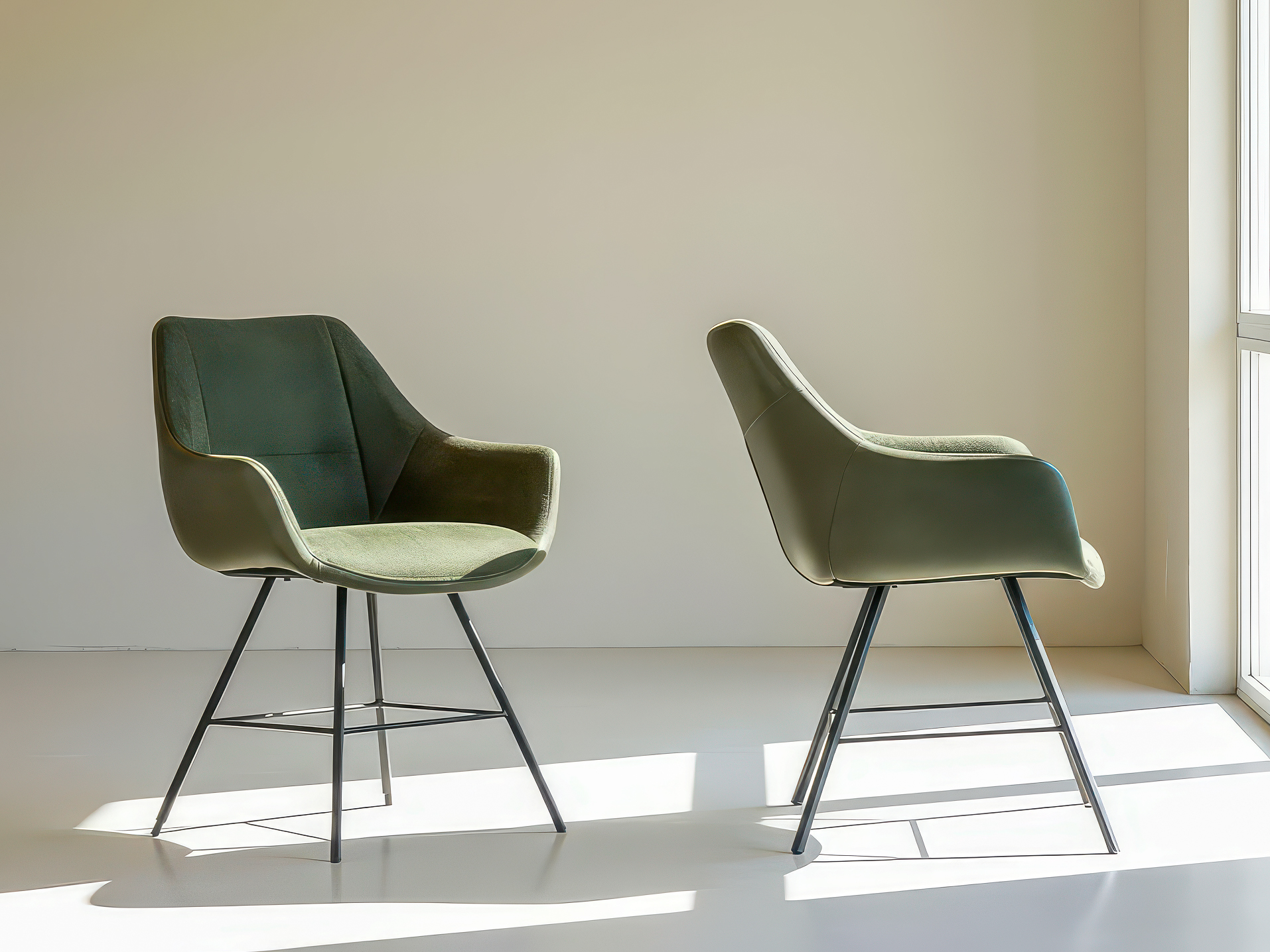 Eetkamerstoelen Austin - achterkant grenada leer moss - voorkant guard forest