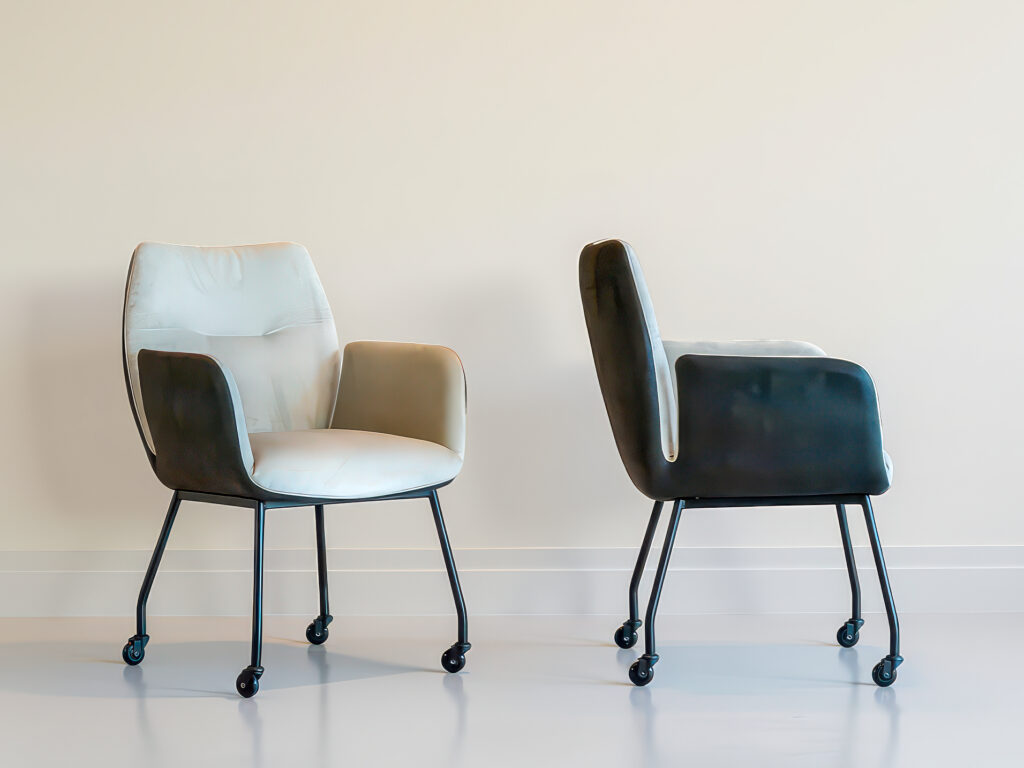 Eetkamerstoelen Huelva - achterkant bull eco leder antraciet - voorkant juke pearl - onderstel met skatewielen