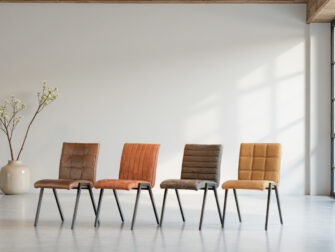 Mix van moderne eetkamerstoelen in verschillende kleuren