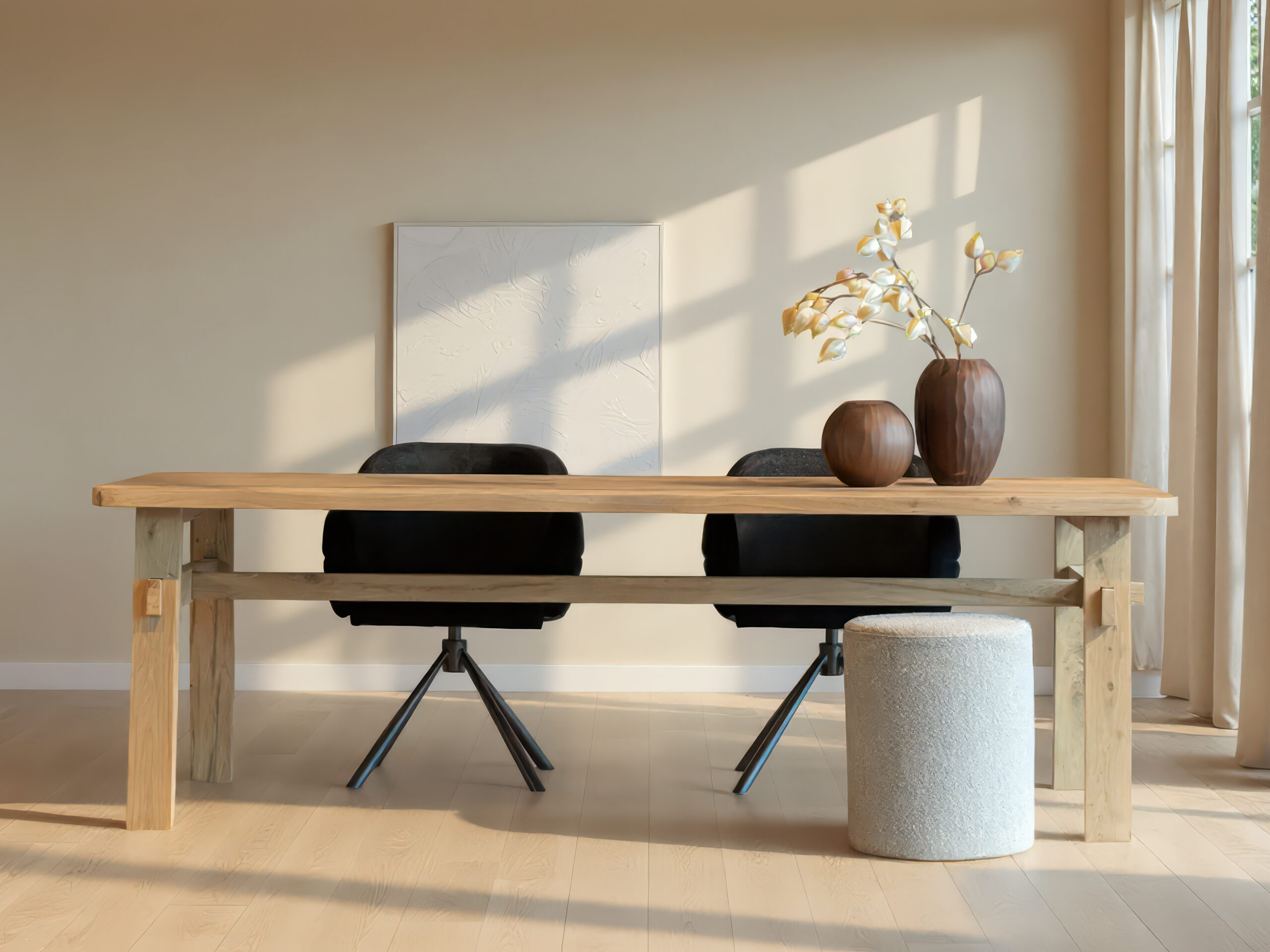 Grote eettafel van massief eikenhout met natuurlijke nerf