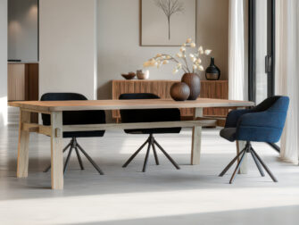 Eettafel met strak houten blad en verstevigd frame met dwarsverbinding