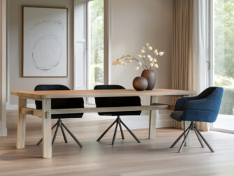 Rechthoekige massief houten eettafel met robuuste poten en centrale tussenbalk