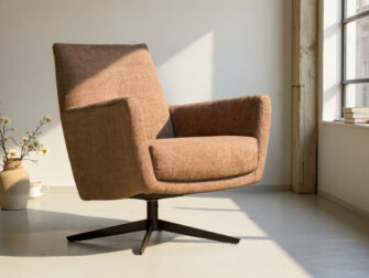 Strakke draaifauteuil in warme camel tint met schuine armleuningen