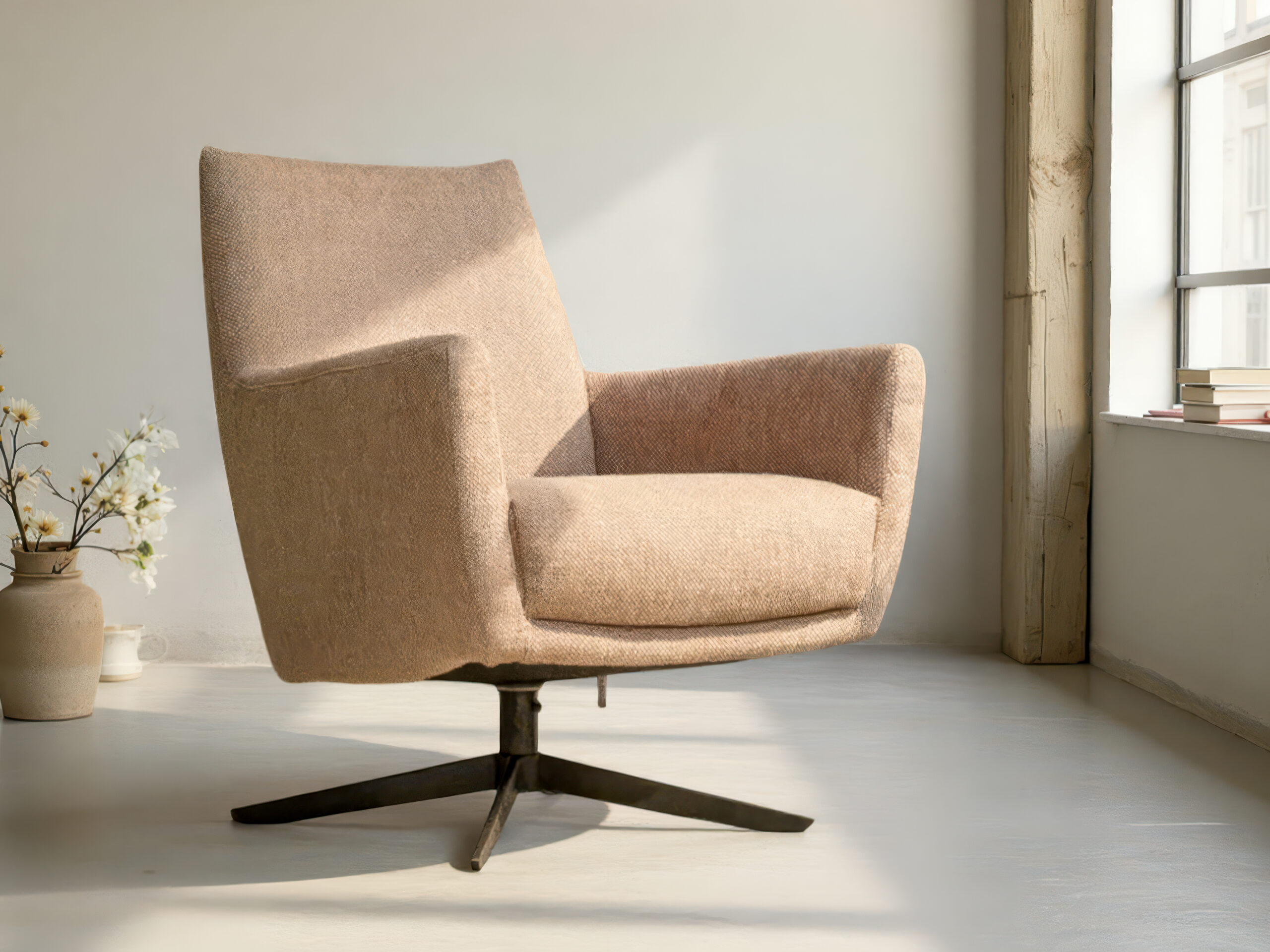 Fauteuil met draaivoet in lichtbruine stof met eigentijds silhouet