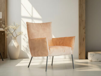 Zandkleurige fauteuil met velvet bekleding