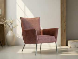 Zachte roze fauteuil met moderne vormgeving