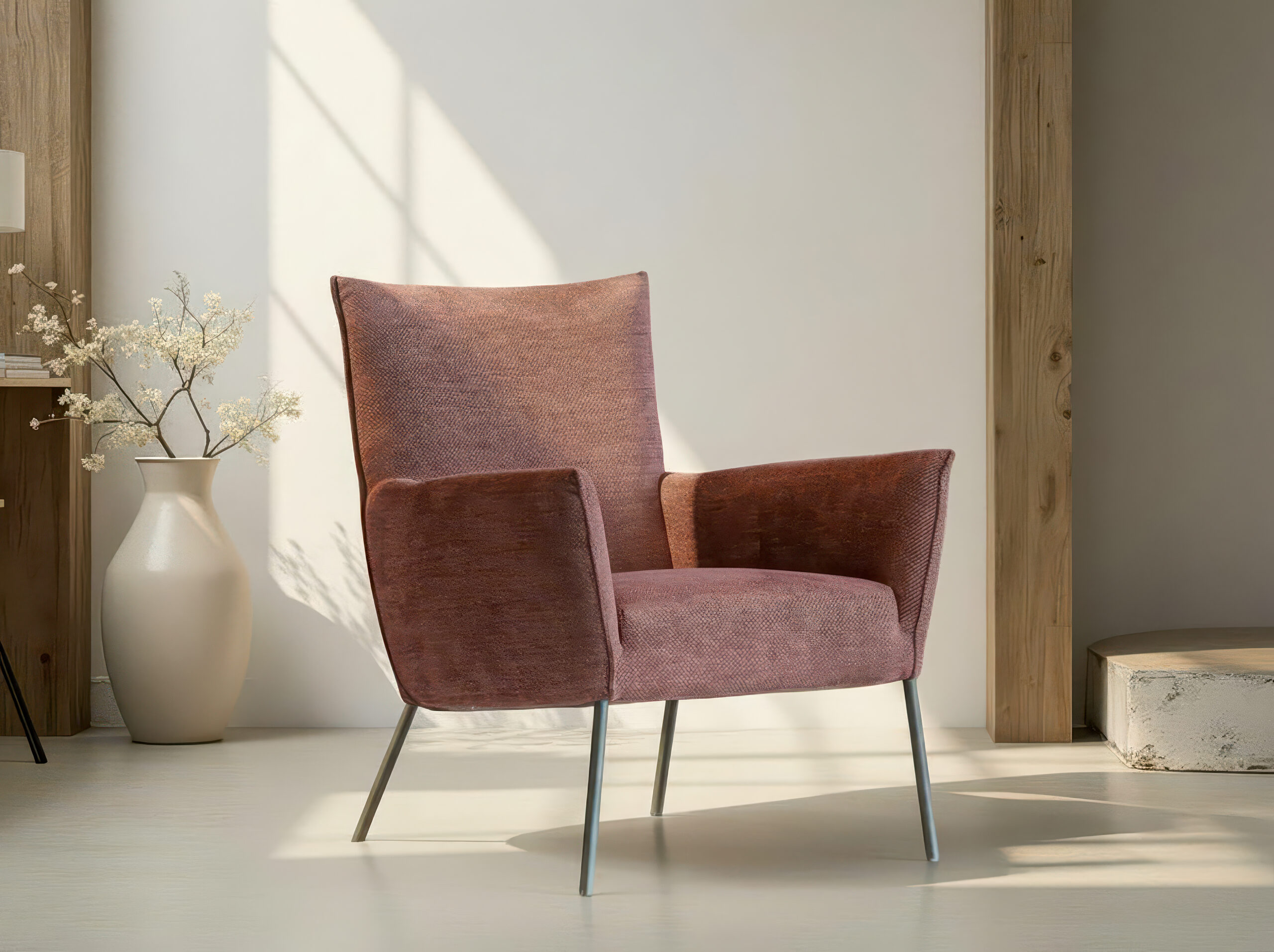 Zachte roze fauteuil met moderne vormgeving