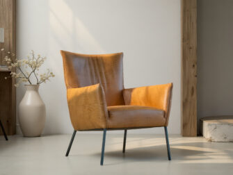 Oranjebruine fauteuil met retro uitstraling