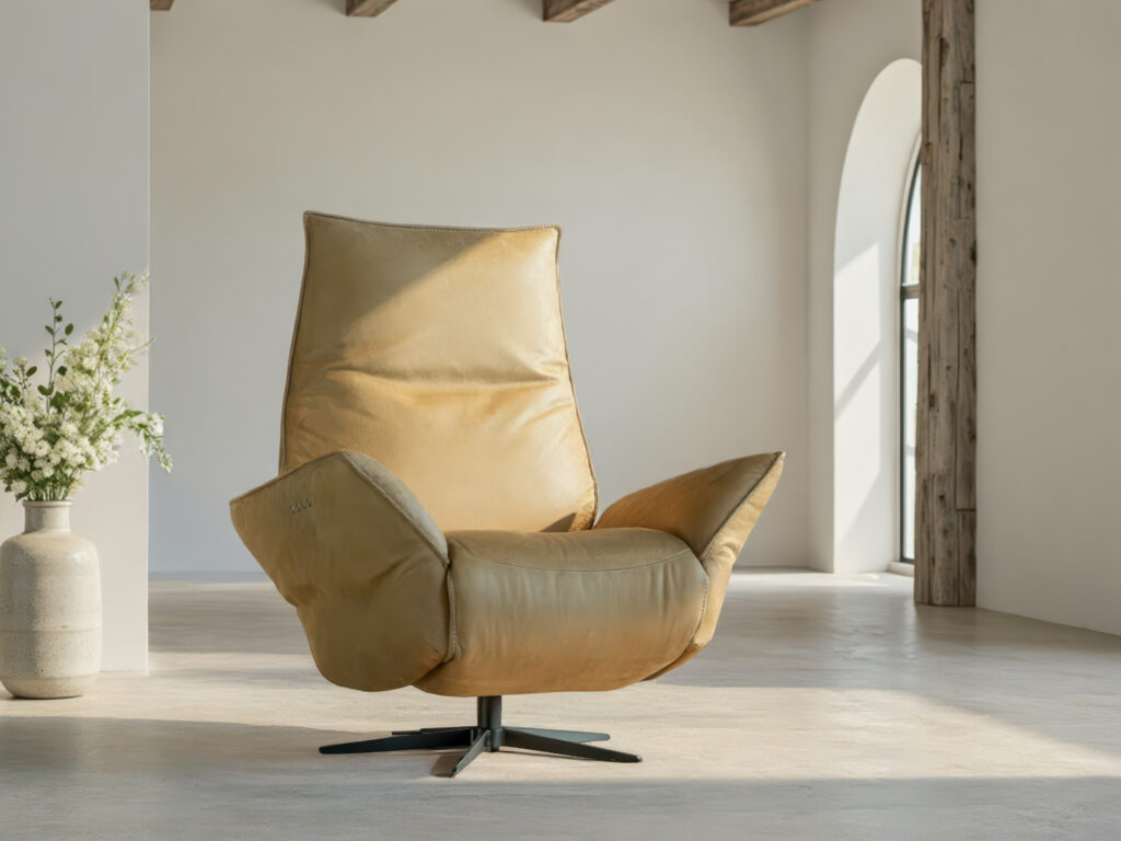 Compacte relaxfauteuil in zachte okergele tint met subtiele stiknaden