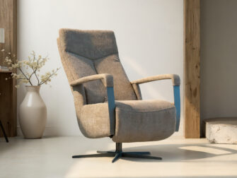 Lichtbruine relaxstoel met draaivoet, verstelbare rugleuning