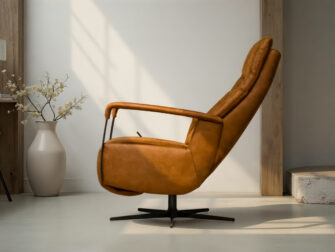 Cognac leren relaxstoel met uitschuifbare voetensteun en zwart metalen onderstel