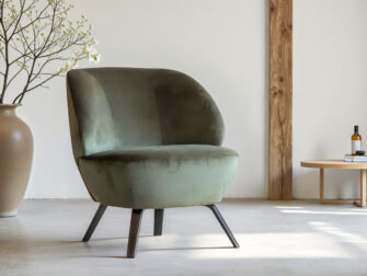 Olivijfgroene fauteuil met ronde rug en elegante zwart metalen poten