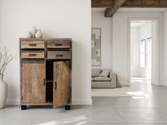 Karaktervol meidenkast van gerecycled hout met een unieke, rustieke uitstraling