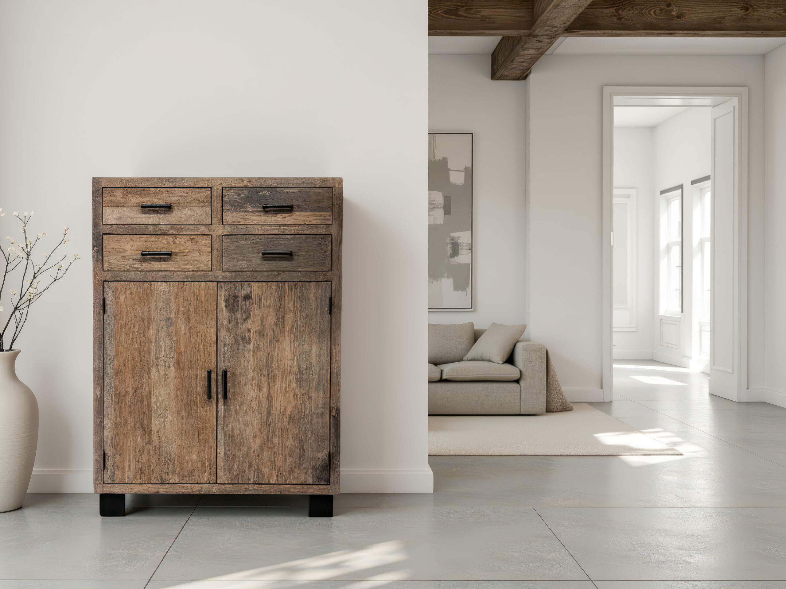 Robuust meubelstuk gemaakt van oud hout met natuurlijke kleurverschillen