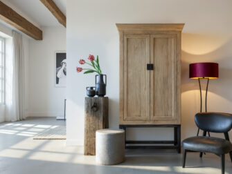 Smalle hoge houten kast met dubbele deuren