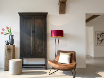 Kast met landelijke uitstraling en massief houten deuren