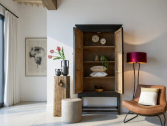 Zwarte kast met landelijke uitstraling