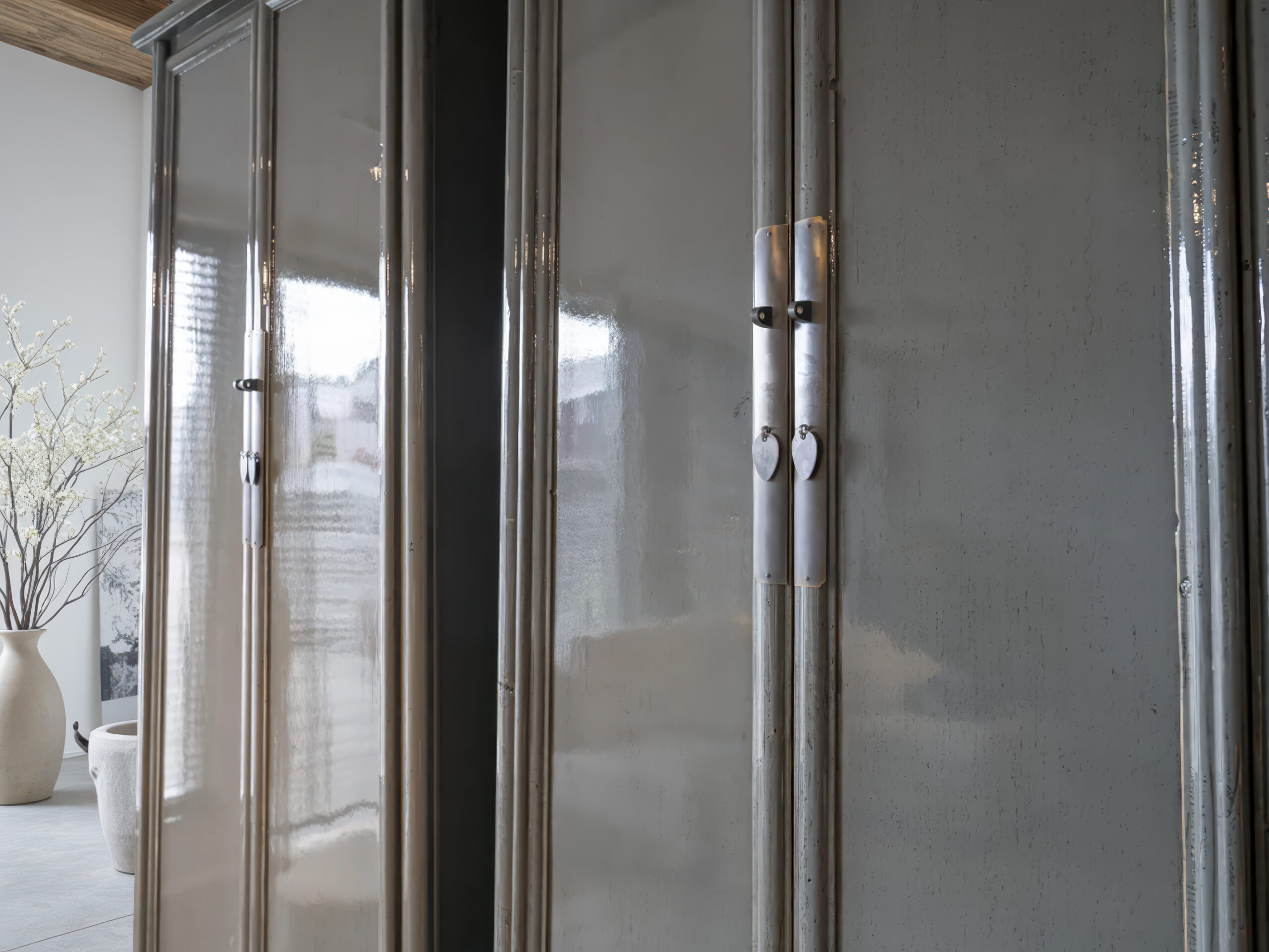 Slanke vitrinekasten van gerecycled Chinees hout met glanzend oppervlak en verfijnde uitstraling