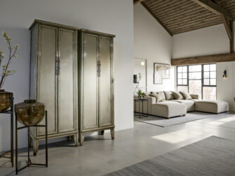 Traditionele Chinese houten kasten met een verfijnde hoogglans afwerking en subtiele details