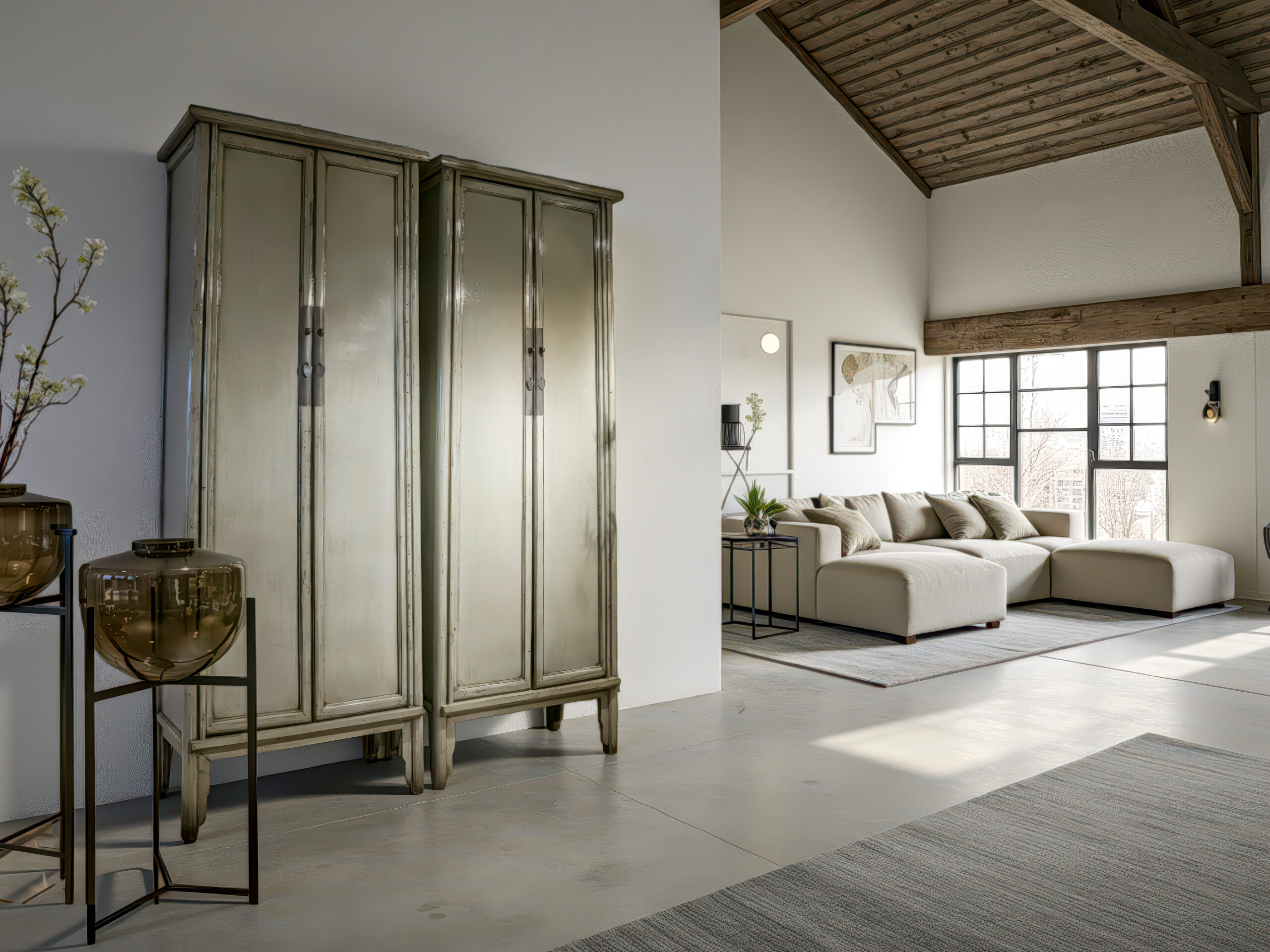 Traditionele Chinese houten kasten met een verfijnde hoogglans afwerking en subtiele details