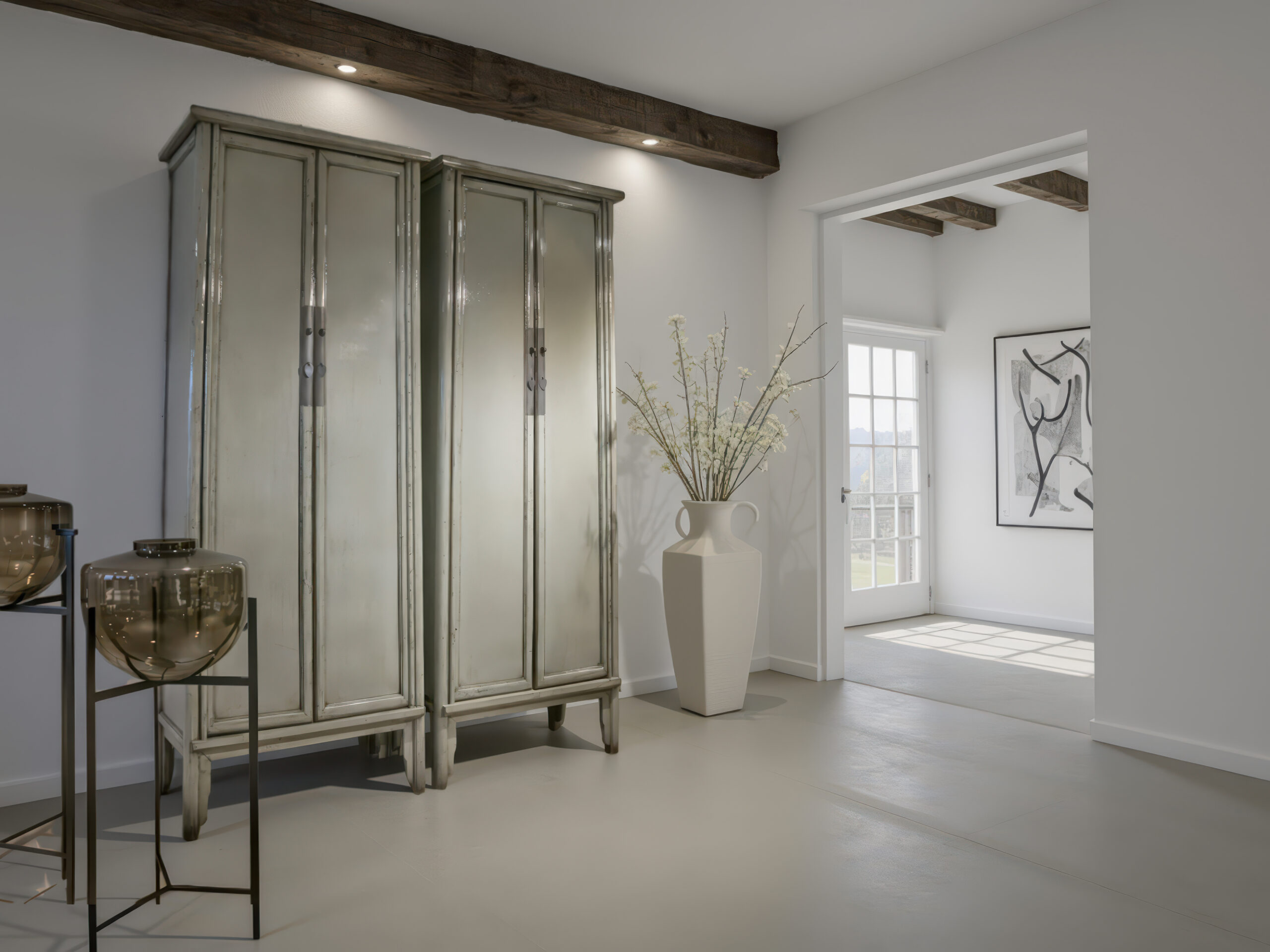 Vintage geïnspireerde vitrinekasten van oud Chinees hout, voorzien van glanzende panelen en metalen grepen