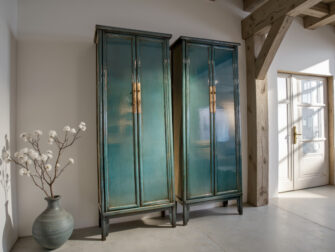 Vintage geïnspireerde opbergkast in hoogglans lak, vervaardigd van authentiek Chinees hout