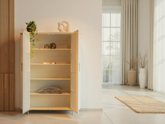 Licht houten opbergkast met een moderne en zachte uitstraling, ideaal voor een Scandinavisch interieur