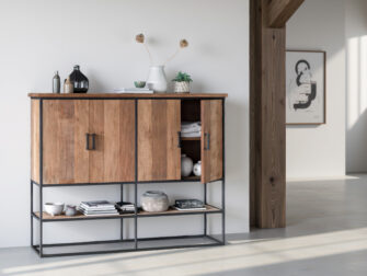 Strakke hoge kast van natuurlijk teakhout met dubbele deuren en minimalistisch metalen onderstel