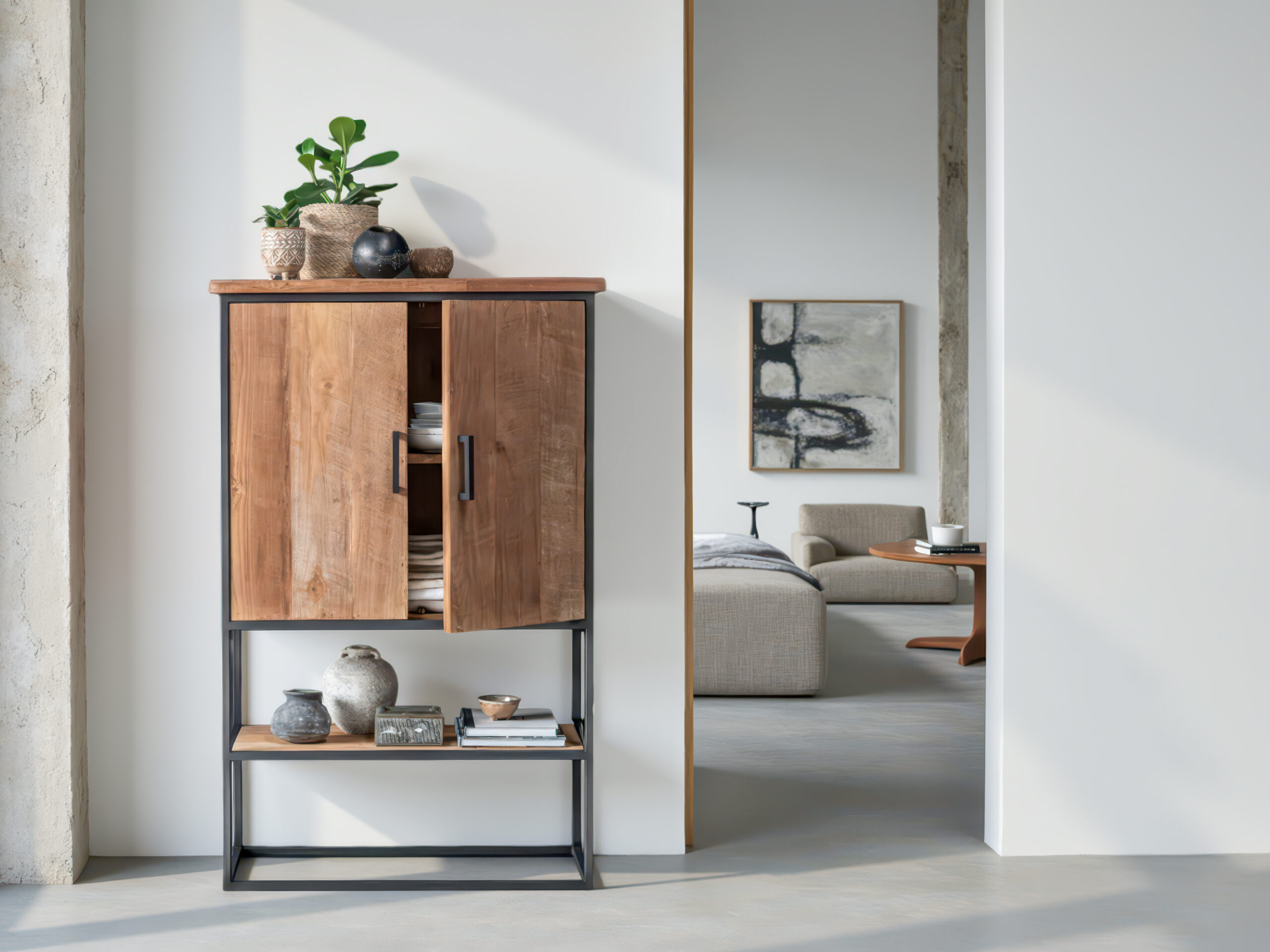 Industrieel vormgegeven kast van teakhout met zwarte stalen omlijsting en open ondervak