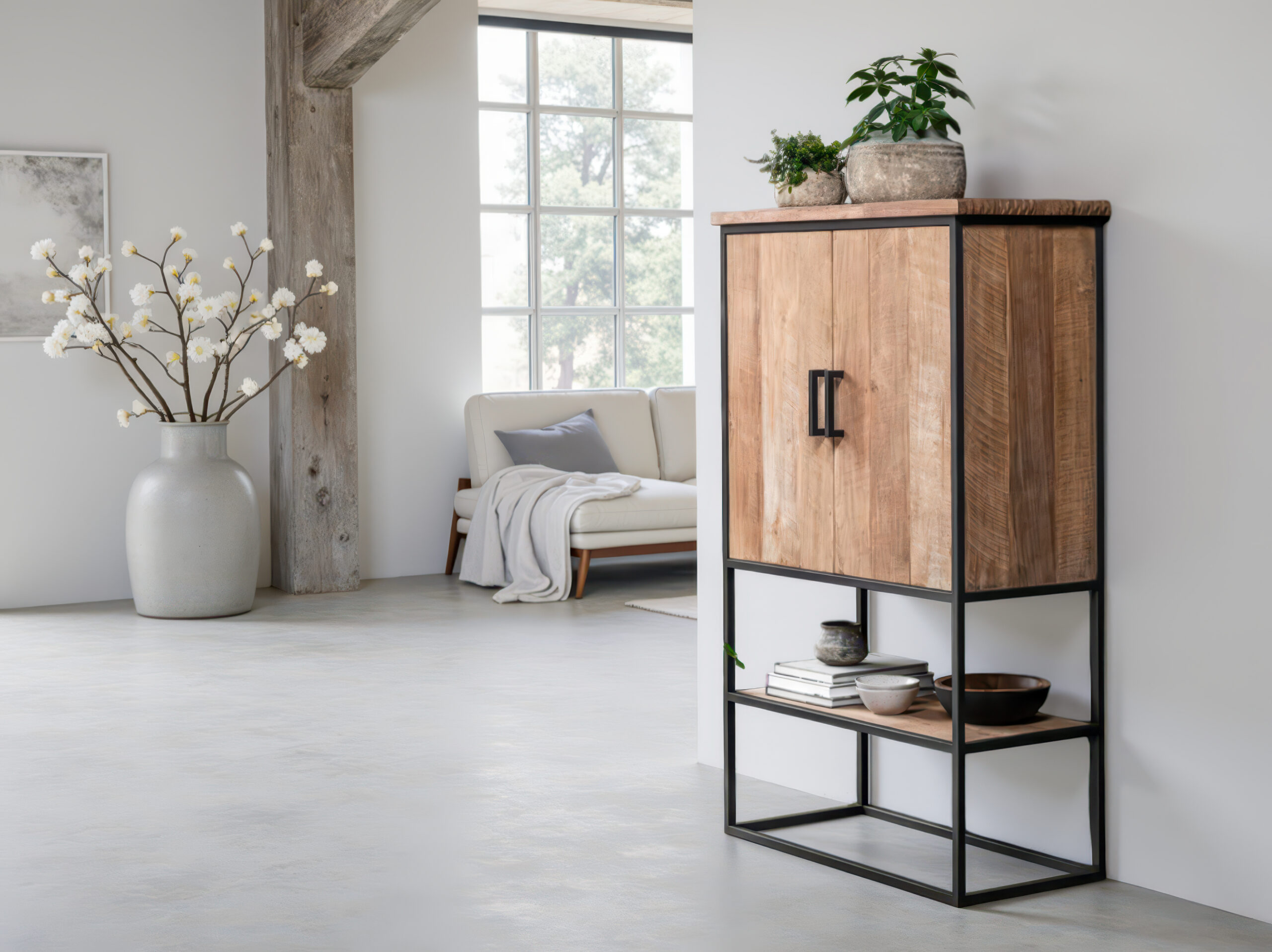 Teakhouten kast met metalen frame en onderplank, perfect voor een modern interieur