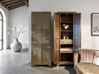 Smalle hoge kast van oud Chinees hout met groene hoogglans afwerking en karakteristieke metalen sluiting