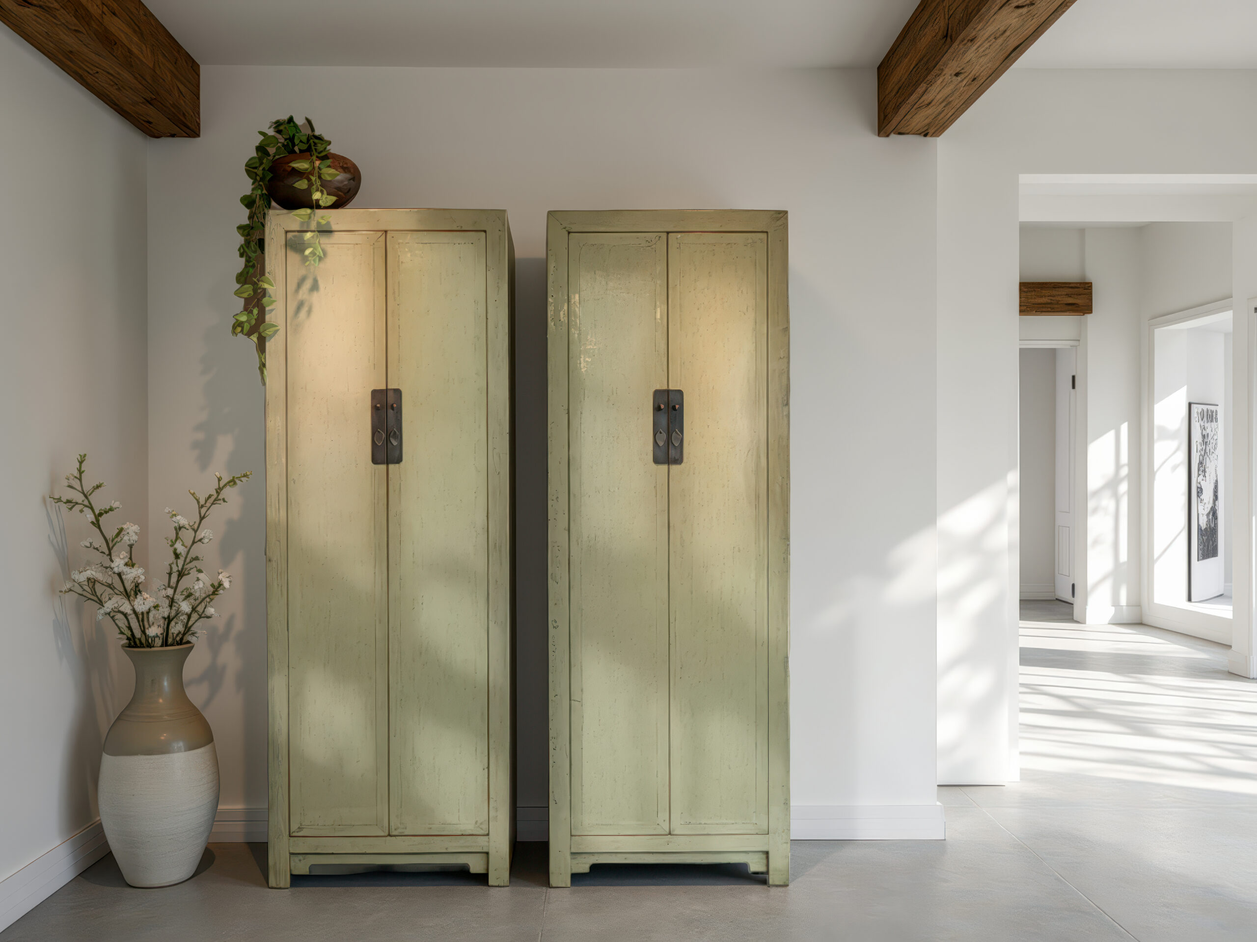 Karakteristieke kast van oud hout met rustieke afwerking en metalen handgrepen