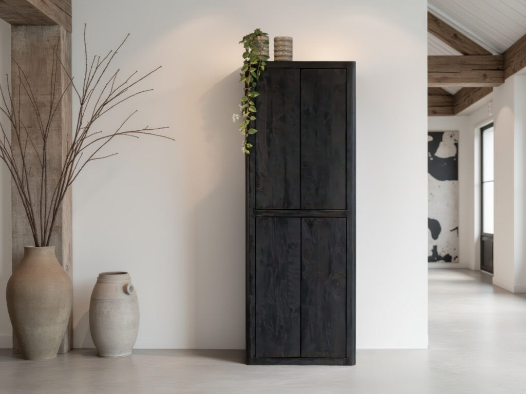 Moderne opbergkast met vier gesloten panelen en een donkere, rustieke afwerking