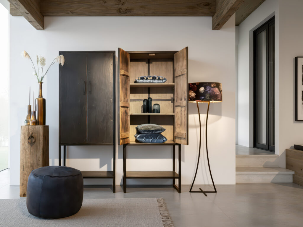 Minimalistische kasten van gerecycled hout in een zwarte afwerking, met open plank aan de onderzijde voor extra stylingmogelijkheden