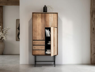 Strakke houten kast op metalen poten, ideaal voor een modern interieur