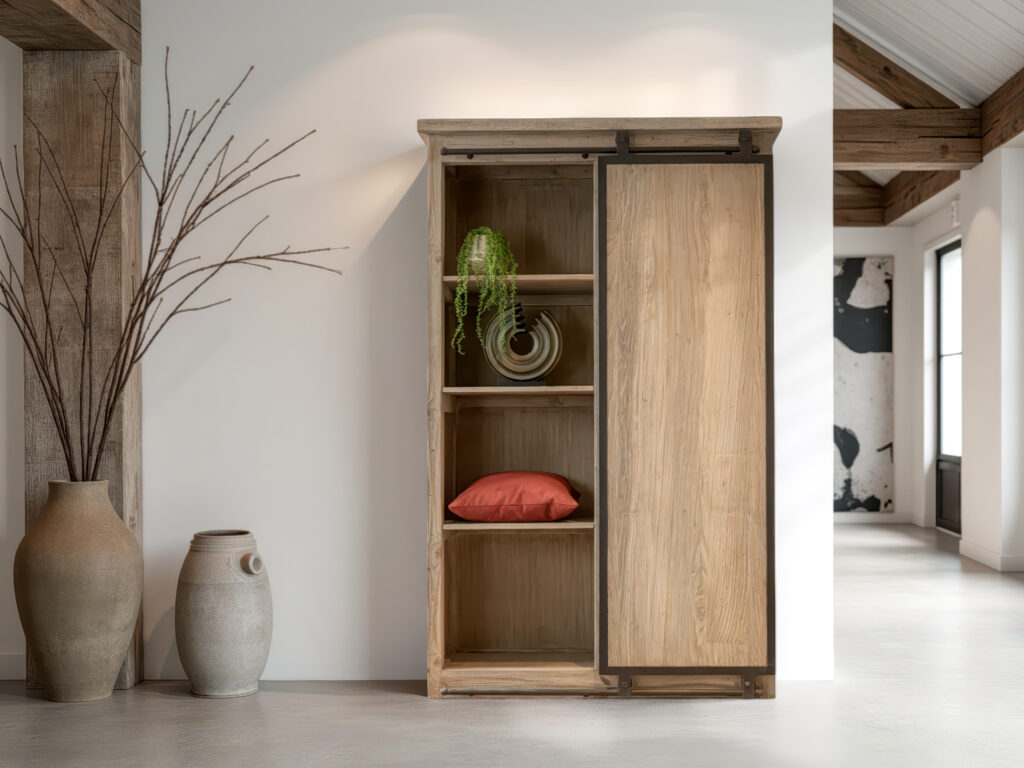 Robuuste opbergkast met open schappen en zwarte schuifdeur op rails