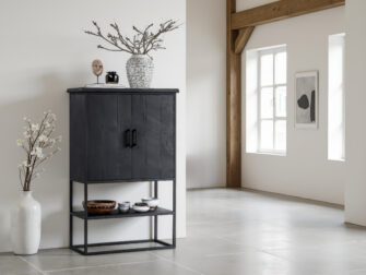 Stijlvolle kast met open onderplanken en gesloten opbergruimte in mat zwart