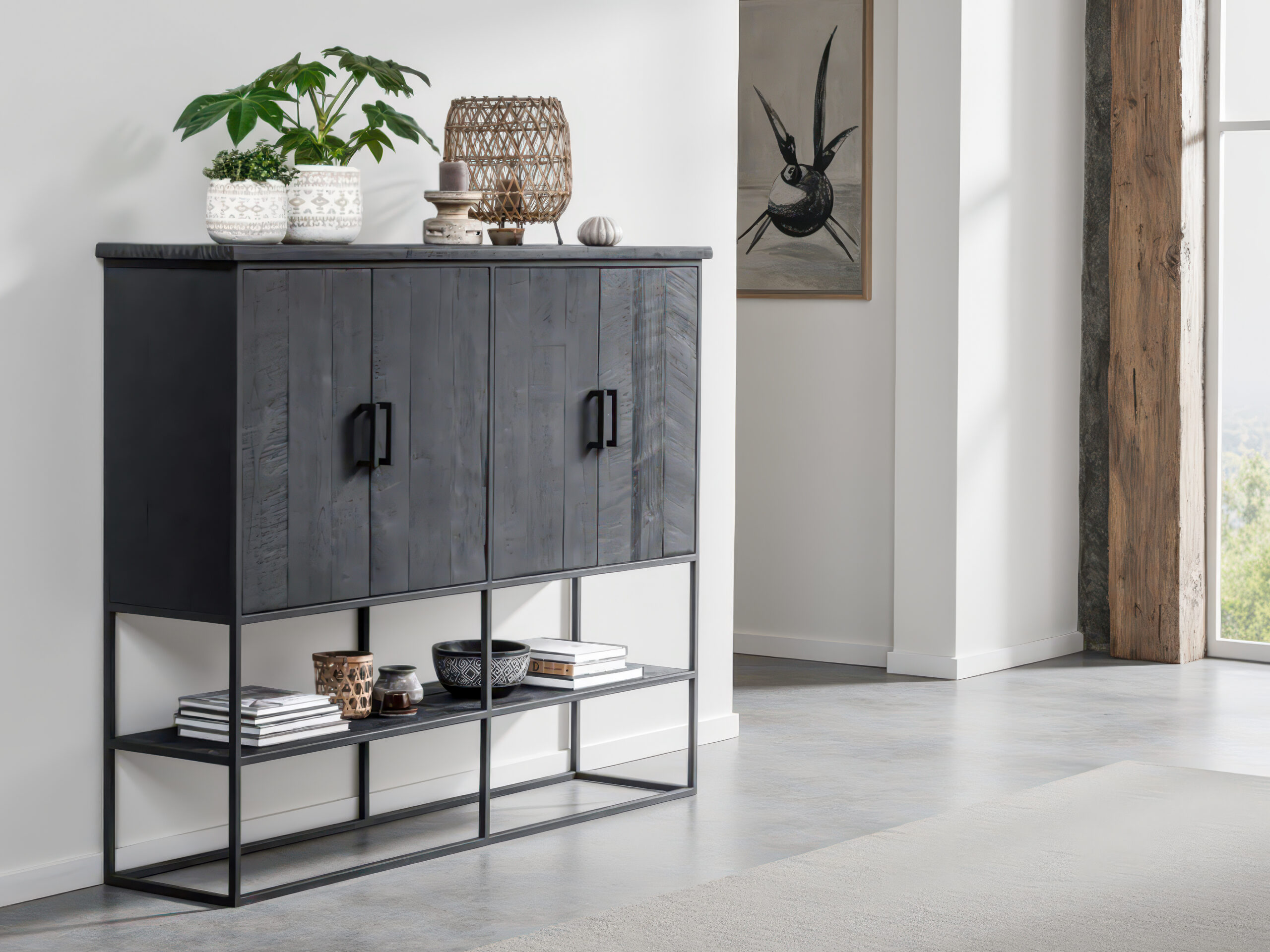 Moderne zwarte opbergkast met metalen frame en dubbele deuren