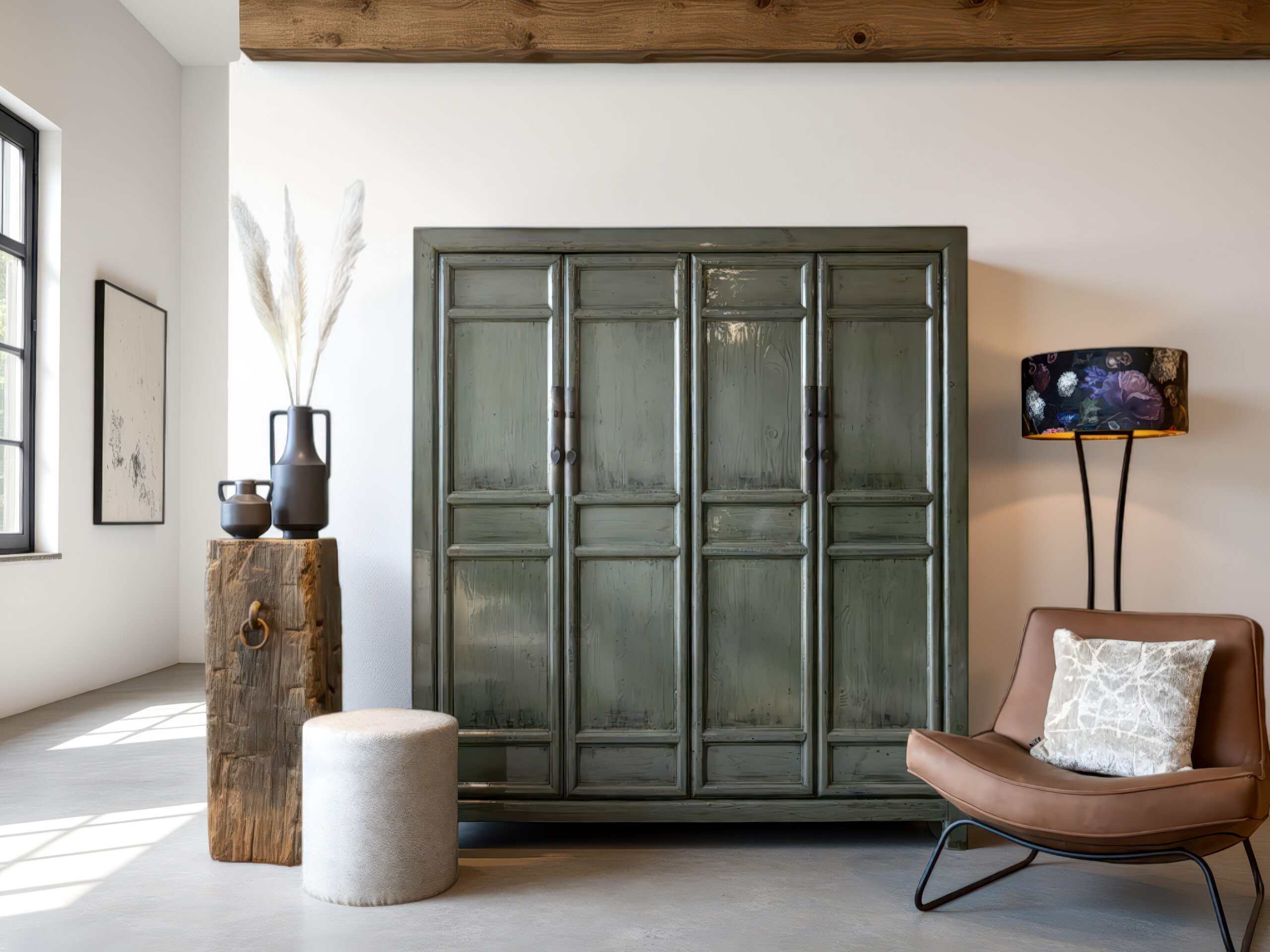 Karaktervolle vitrinekast met robuuste bouw, perfect als eyecatcher in een modern of landelijk interieur