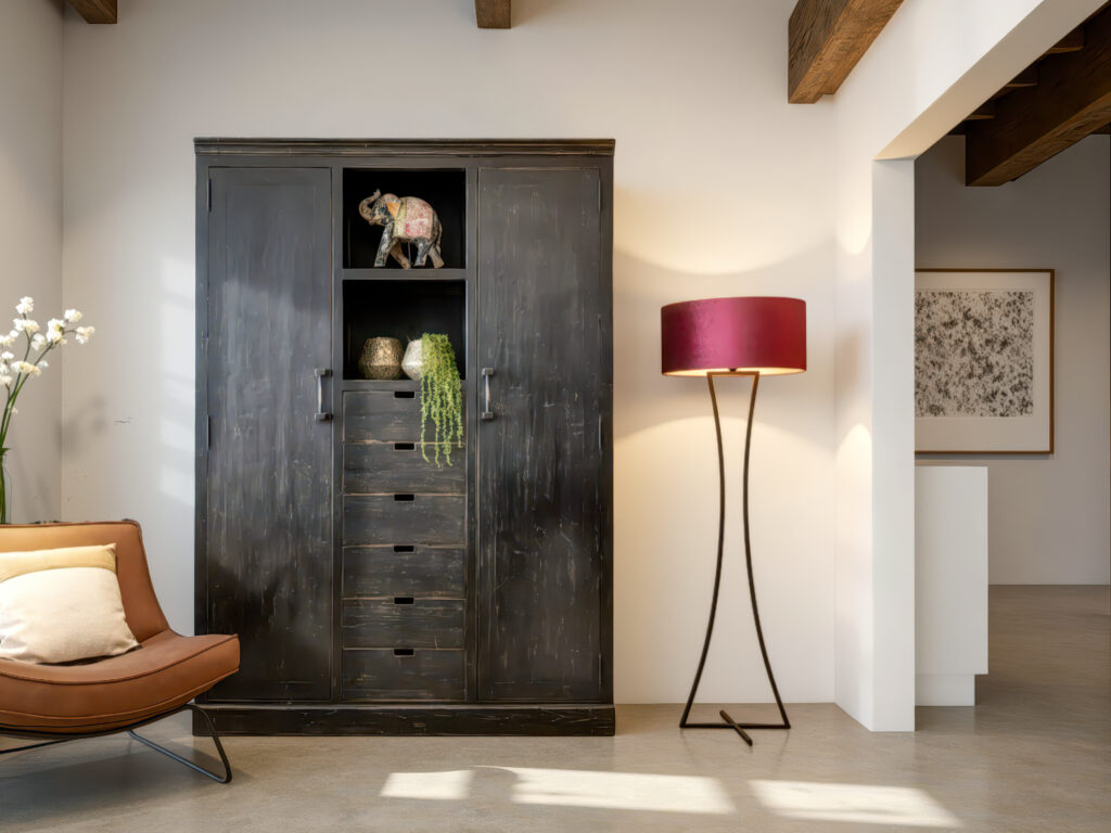 Massief kast met rijke textuur van verweerd Chinees hout en tijdloze, donkere afwerking