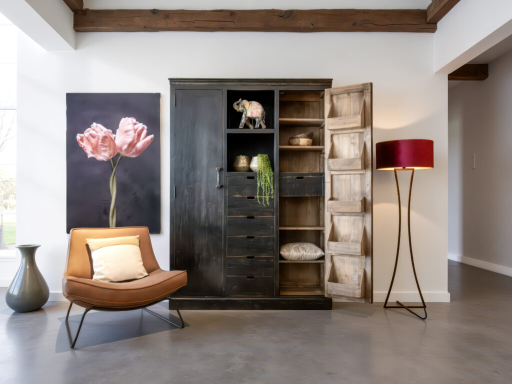 kast van oud hout met elegante open vakken en zes lades, perfect voor een industrieel of vintage interieur