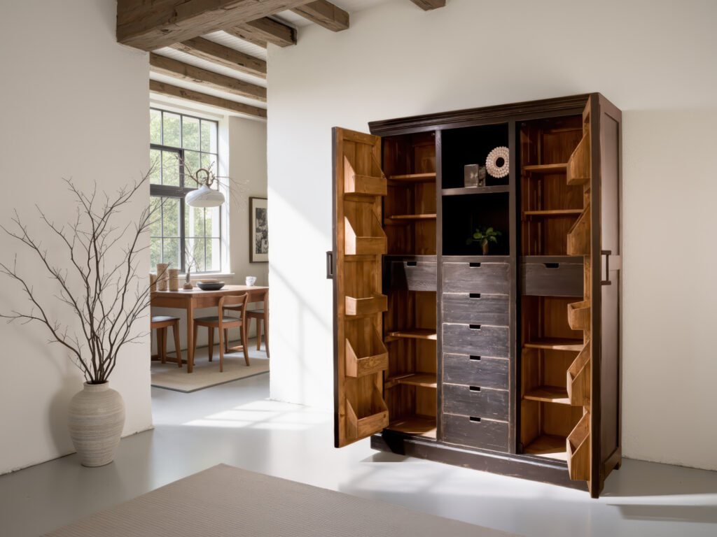 Authentiek Chinees houten kast met robuuste uitstraling en praktische opbergruimte