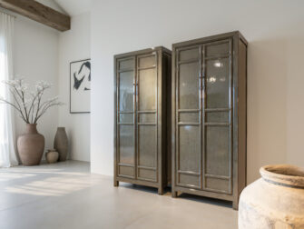 Klassieke vitrinekast met een strak en symmetrisch paneelontwerp