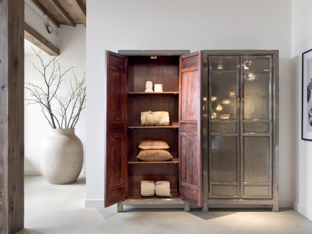 Opbergkast met vier deuren en een subtiel reliëf in het houtwerk